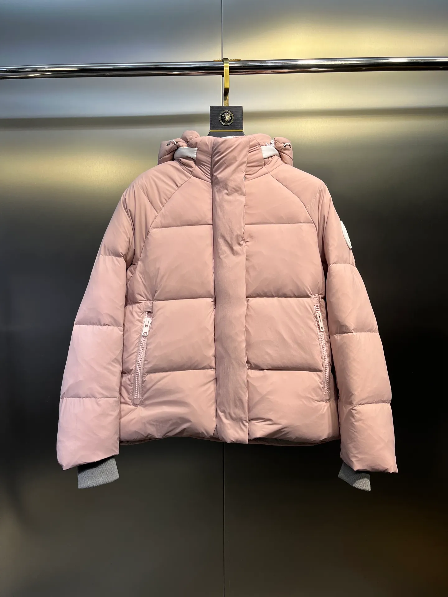 P740 Big Goose Capsule White Label Down Canada Goos* Canada Goose's new limited white label bread jacket, the same style for men and women, filled with 625 fill power white goose down, and the fabric has a satin feel. Suitable for wearing in spring and autumn in various cities, this model has a stand-up collar design, classic and versatile, and has good thermal insulation effect! Fabric + Features: ✅Fabric: 85% polyester, 15% cotton, windproof and waterproof ✅Lining: 100% polyester, windproof and waterproof ✅Filling: 80% pure white duck down, 20% pure white feathers ✅Fillness: 625 ✅Care instructions: Dry cleaning ✅Zipper: Genuine YKK two-way entrance zipper ✅TEI Temperature Feeling Index 1: Lightweight minus 5 degrees to 5 degrees Technology: ✅The fabric is made of CORDURA polyamide fabric, which is a new functional fabric and a leading technological product. The durability is 2 times higher than ordinary nylon fabric. Wear resistance, strong tear resistance, good hand feel and good color. ✅The liner is filled with imported 625 fill power 90 white duck down, the liner is reinforced with anti-runaway velvet liner, and the fly on the front center fly is designed with snap buttons to prevent ventilation and rain. Whether it is hiking, urban walking or polar exploration, this model can help you find the Cana that suits your body, activities and lifestyle. Color: pink, blue, black, white Size: xs-l